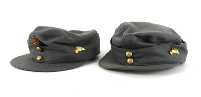 2 Kappen für österreichische Gendarmerie, - Antique Arms, Uniforms and Militaria