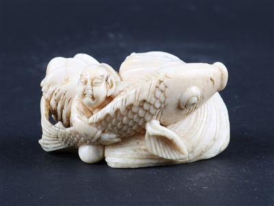 Netsuke eines Mannes mit zwei Karpfen, - Asiatica