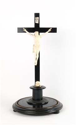 Elfenbein Christus auf Standkreuz unter Glassturz, - Antiquariato
