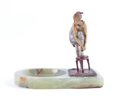 Erotische Bronze-Dame ihren Schuh bindend, - Antiquitäten - Saisonabschlussauktion