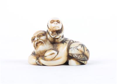 Netsuke eines rastenden Sennin mit Affen, - Antiques