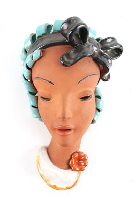 Wandmaske Frauenkopf mit Haarmasche, - Antiquitäten