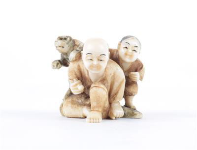 Netsuke eines Mannes mit Knabe und Affe, - Antiquitäten