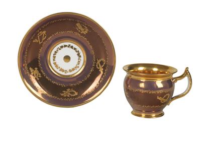 Tasse und Untertasse mit "Brombeer-Lüster", - Antiques