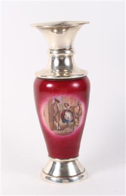 Spanische Silber Vase mit figuraler Emaillierung auf rotem Grund, - Starožitnosti