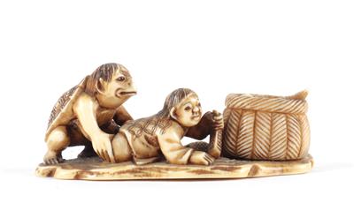 Netsuke eines Knaben mit kappa und Korb mit Fischen, Japan, Meiji/Taisho Periode, signiert, - Asiatica