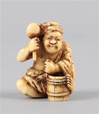 Netsuke eines Mannes mit Hammer und Meisel und Bottich, - Asiatica