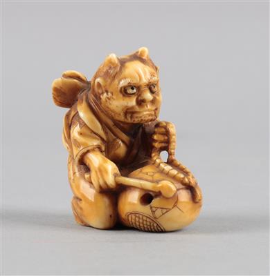 Netsuke eines oni mit Trommel, - Asiatica