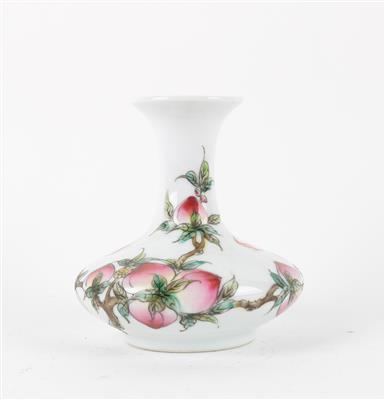Famille rose Vase mit neun Pfirsichen und Fledermäusen, - Antiquitäten