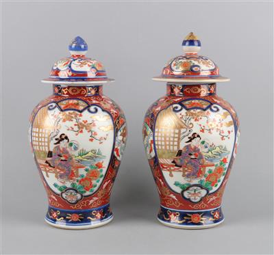 1 Paar Imari Deckelvasen, - Antiques