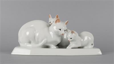 Katzenmutter mit zwei jungen Kätzchen, - Antiques