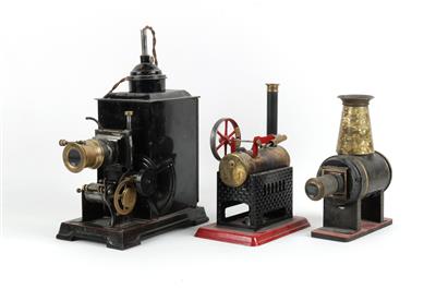 2 Laterna Magica, 1 Dampfmaschine, 1 Kindernähmaschine und 1 Kinderschreibmaschine - Historische wissenschaftliche Instrumente, Globen und Fotoapparate