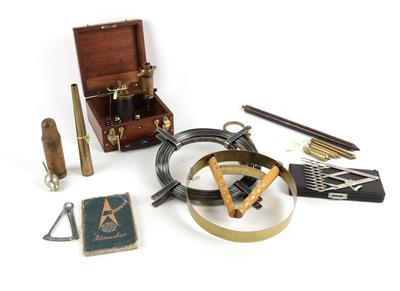 Konvolut technischer Instrumente: - Historische wissenschaftliche Instrumente, Globen und Fotoapparate