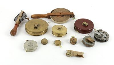 Zwölf ausziehbare Maßbänder - Historische wissenschaftliche Instrumente, Globen und Fotoapparate