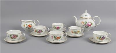 6 Bouillontassen, 6 Teetassen, 6 Untertassen, 1 Teekanne mit Deckel, 1 Gießer, - Antiquitäten