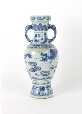 Blau-weiße Vase mit Henkeln, - Starožitnosti