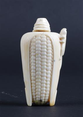 Snuffbottle in Form eines Maiskolben mit Insekt, - Antiques
