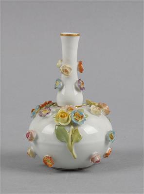 Meissen Miniaturvase und ovale Miniaturkorbschale, - Antiques