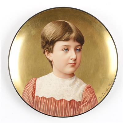 Wandteller mit dem Porträt eines kleinen Buben auf Goldfond, - Antiques