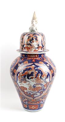 Imari Deckelvase, - Asiatika und islamische Kunst