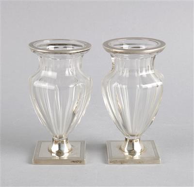 Paar Wiener Glasvasen mit Silbermontierung, - Antiquariato