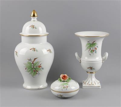 1 Deckelvase Höhe 35 cm, 1 Vase mit 2 Henkeln Höhe 24 cm,1 Deckeldose mit Rosenknauf, - Antiquitäten