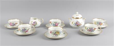 6 Teetassen mit Untertassen, 1 Gießer, 1 Zuckerdose mit Deckel, - Antiques