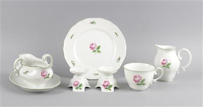 7 Dessertteller, 1 Sauciere, 1 Gießer, 1 Tasse (ohne Untertasse), 2 Kerzenständer, - Antiquariato