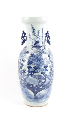 Blau-weiße Vase, - Asiatika und islamische Kunst