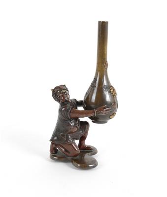 Kniender Raiden (Raijin) eine Vase haltend, - Asiatica e Arte