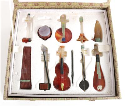 Set von 10 verschiedenen Miniatur-Musikinstrumenten aus verschiedenen Schmucksteinen, - Antiquitäten