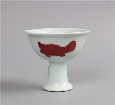 Stem Cup mit kupferroter Glasur und drei Fischen, - Antiquitäten