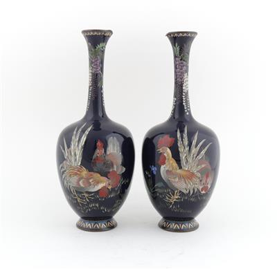 Paar Cloisonné Vasen mit Hahn und Henne, - Antiquariato