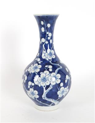 Blau-weiße Vase, - Saisonabschluß-Auktion Antiquitäten