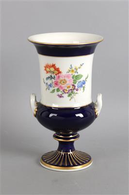 Fußvase mit Henkeln, - Saisonabschluß-Auktion Antiquitäten