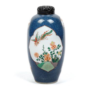 Famille verte Vase mit puderblauem Fond, China, Kangxi Periode, Marke unterglasurblaues Räuchergefäß im Doppelring - Asta estiva Antiquariato