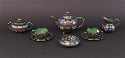 Kleine Cloisonné Teekanne, Gießer, Zuckerdose, 2 Tassen mit Untertassen, Deckeldose, - Summer auction Antiques