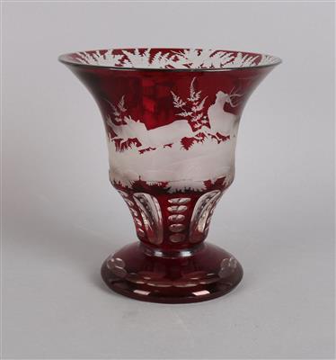 Vase mit umlaufender Waldlandschaft und Jagdmotiven, - Sommerauktion Antiquitäten