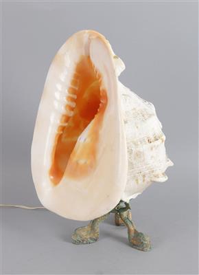 Tischlampe mit Lampenschirm aus großer verzierter Muschel, - Sommerauktion Antiquitäten