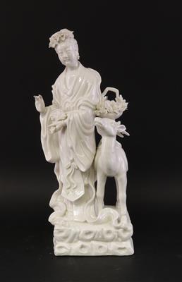 Blanc de Chine Figur einer Unsterblichen mit Lotusblatt, - Sommerauktion Antiquitäten