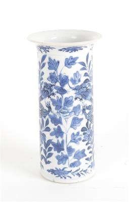 Blau-weiße Vase, - Letní aukce Starožitnosti