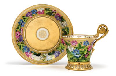 Tasse mit "fleurs én terrasse" und Untertasse mit Blumenfries, - Letní aukce Starožitnosti