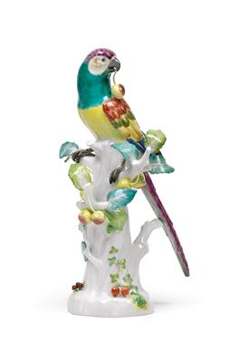 Papagei sitzt im Kirschenbaum und hält Kirsche im Schnabel, - Summer auction Antiques