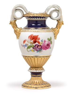 Vase mit Doppelschlangen-Henkeln, - Sommerauktion Antiquitäten