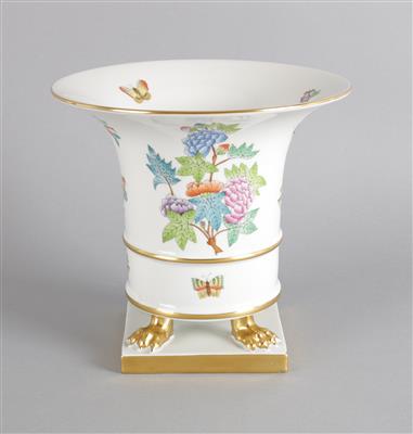 Klassizistische Vase mit goldenen Löwenfüßen, - Antiques