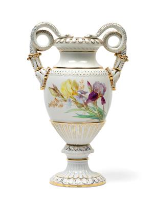 Vase mit Doppelschlangen- Henkeln, - Antiques