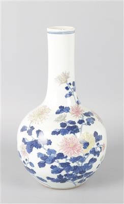 Famille rose Vase, - Asiatische und Islamische Kunst