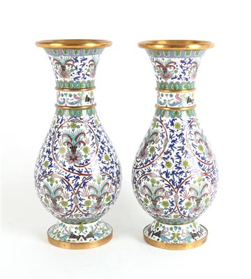 Paar Cloisonné Vasen, - Asiatische und Islamische Kunst
