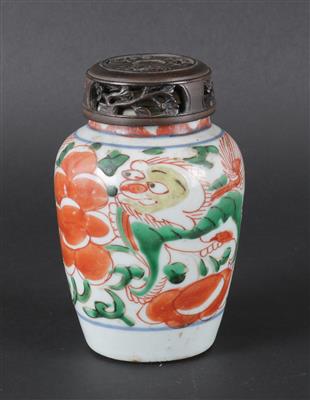 Wucai Vase, - Asiatische und Islamische Kunst