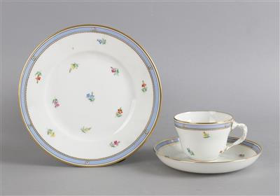 1 Mokkatasse mit Untertasse, 1 Brotteller, - Antiquariato